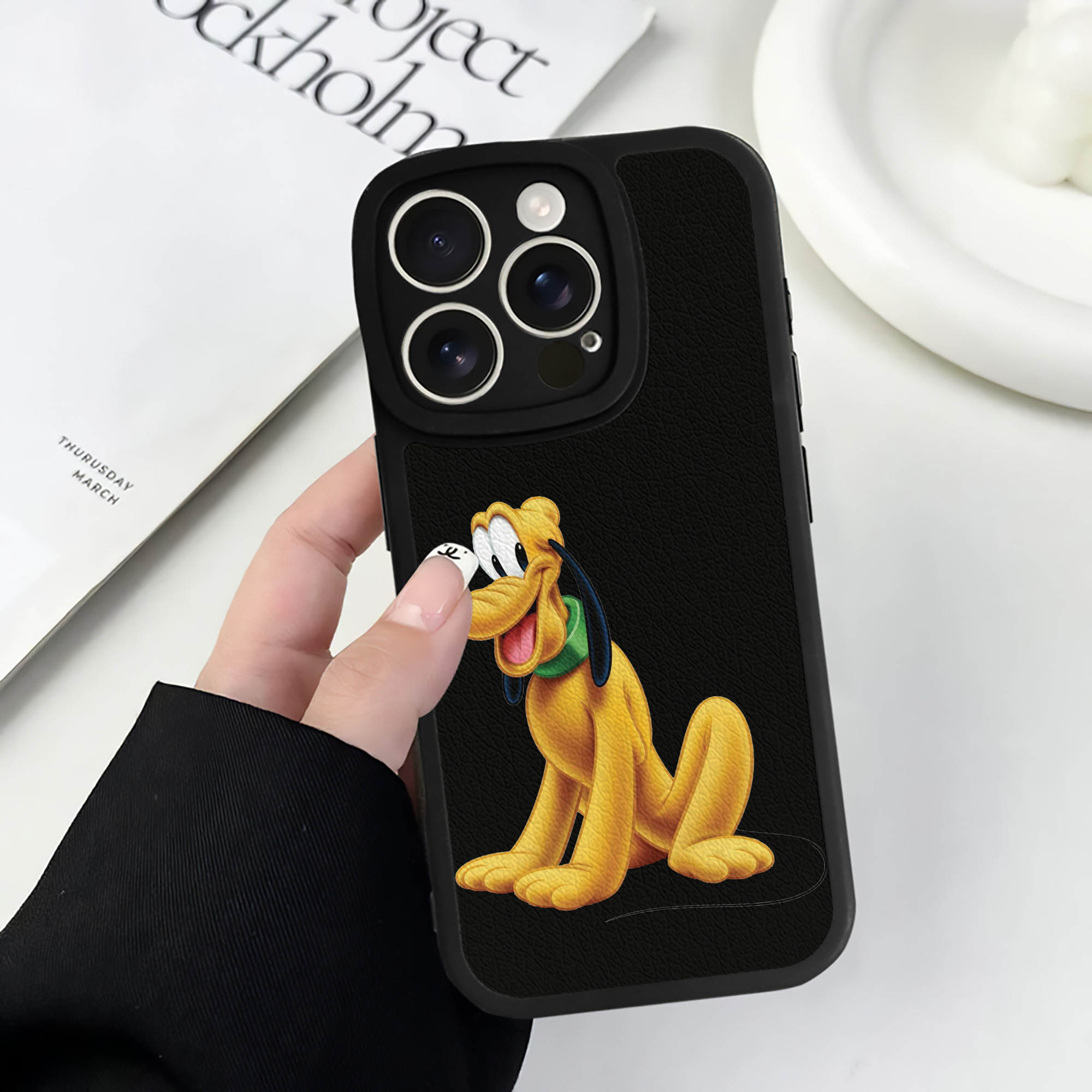 （画像用） ミッキーマウス Mickey Mouse 【iPhone 16シリーズ対応】シリコンスマホケース（レザー調） 材質：シリコン